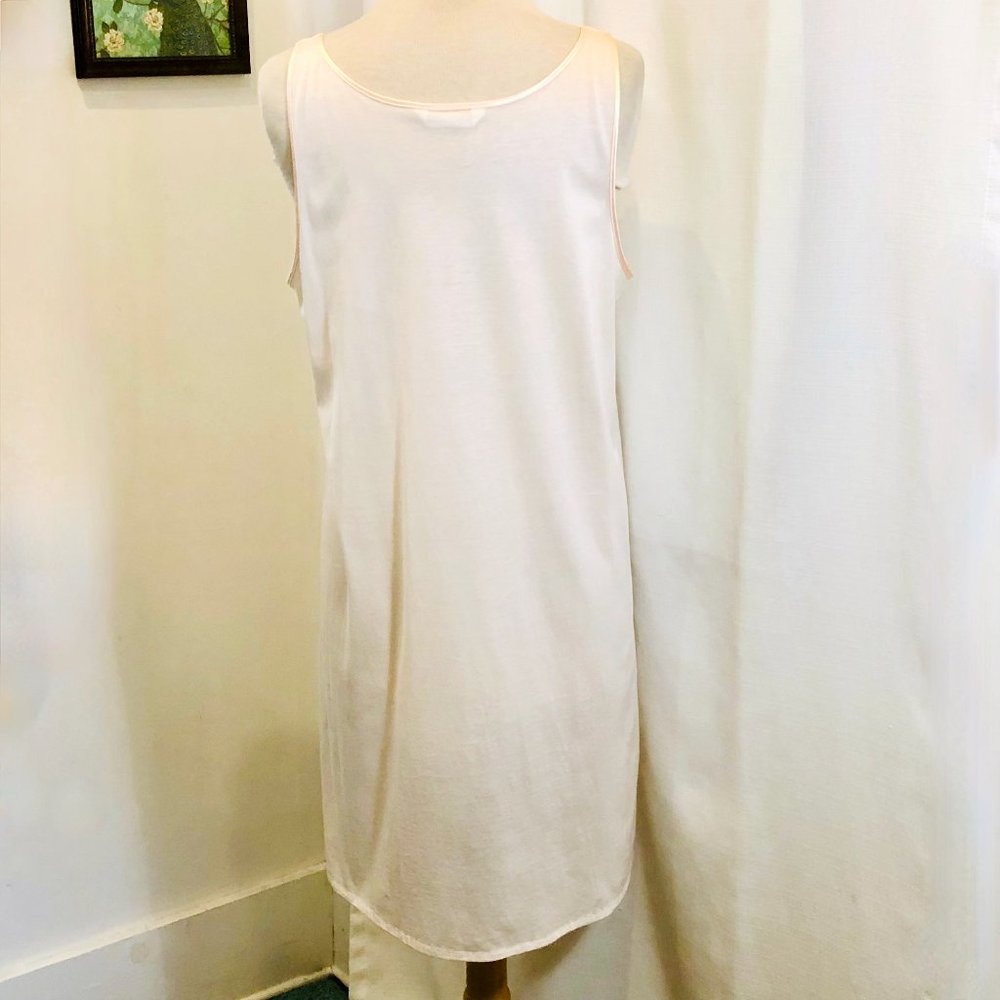 Hanro of Switzerland Short Nightgown in Blush Pink - Picture 3 of 8